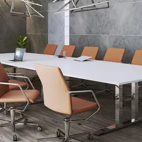 Moderner Konferenzraum mit großem Tisch, bequemen Bürostühlen und Bildschirm für Präsentationen.